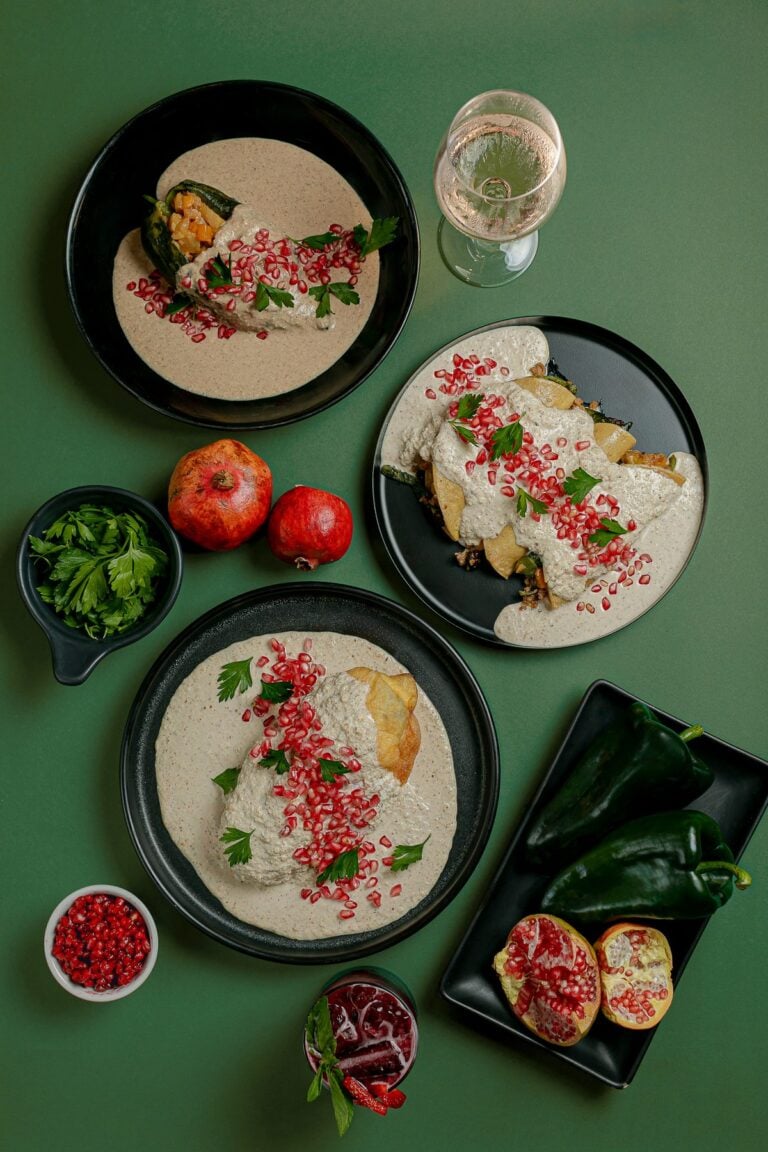 Menú de temporada de chiles en nogada en Tagers: chile tradicional, Ennogadas y vino rosado
