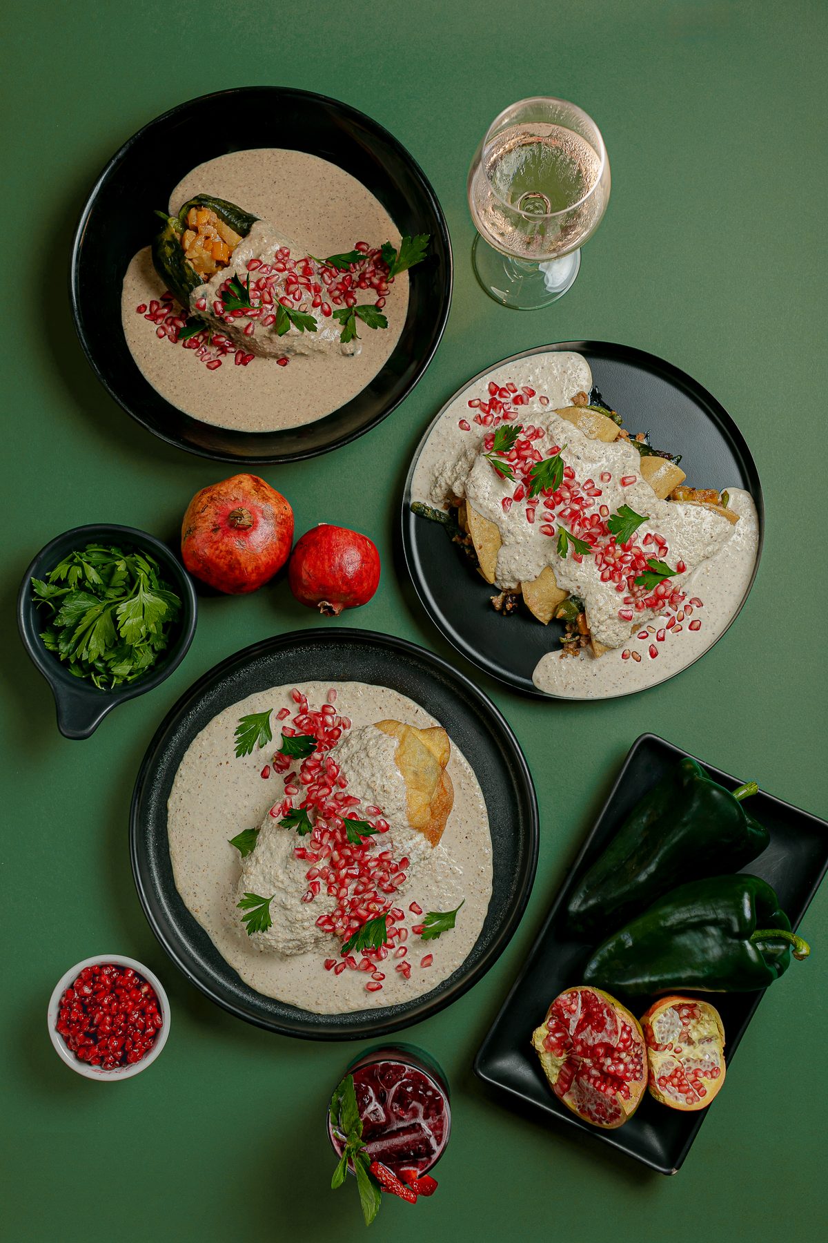 Menú de temporada de chiles en nogada en Tagers: chile tradicional, Ennogadas y vino rosado