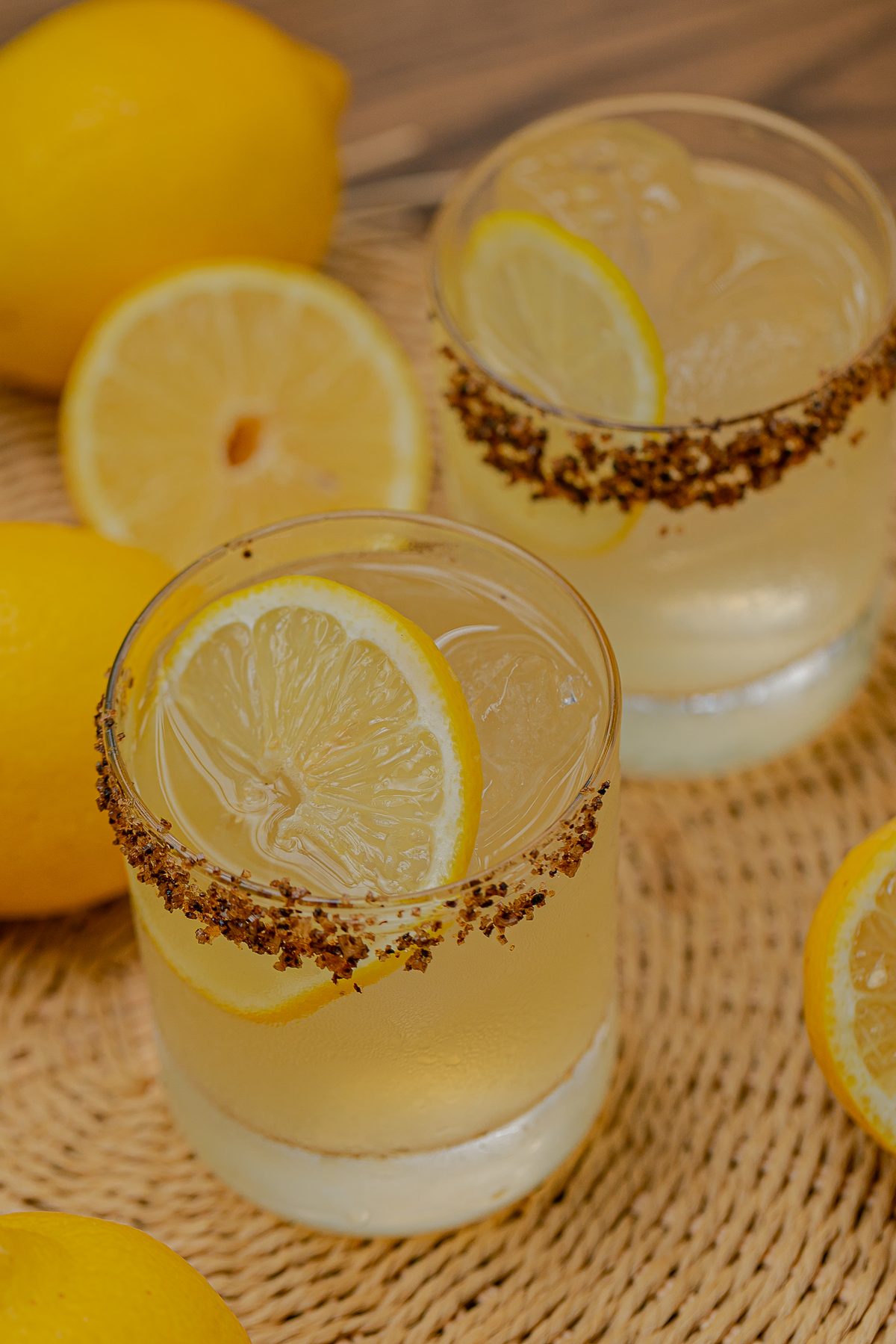 Mezcalina de limón eureka con escarchado de sal de gusano, bebida de temporada en Tagers