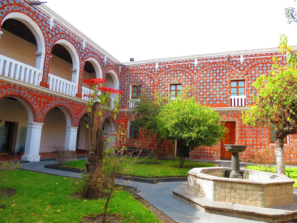 Patio del exconvento de Santa Mónica en Puebla, hoy Museo de Arte Religioso