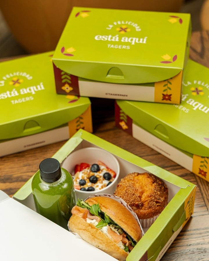 Box Lunch Tagers: sándwich, fruta con yogurt, muffin y jugo verde