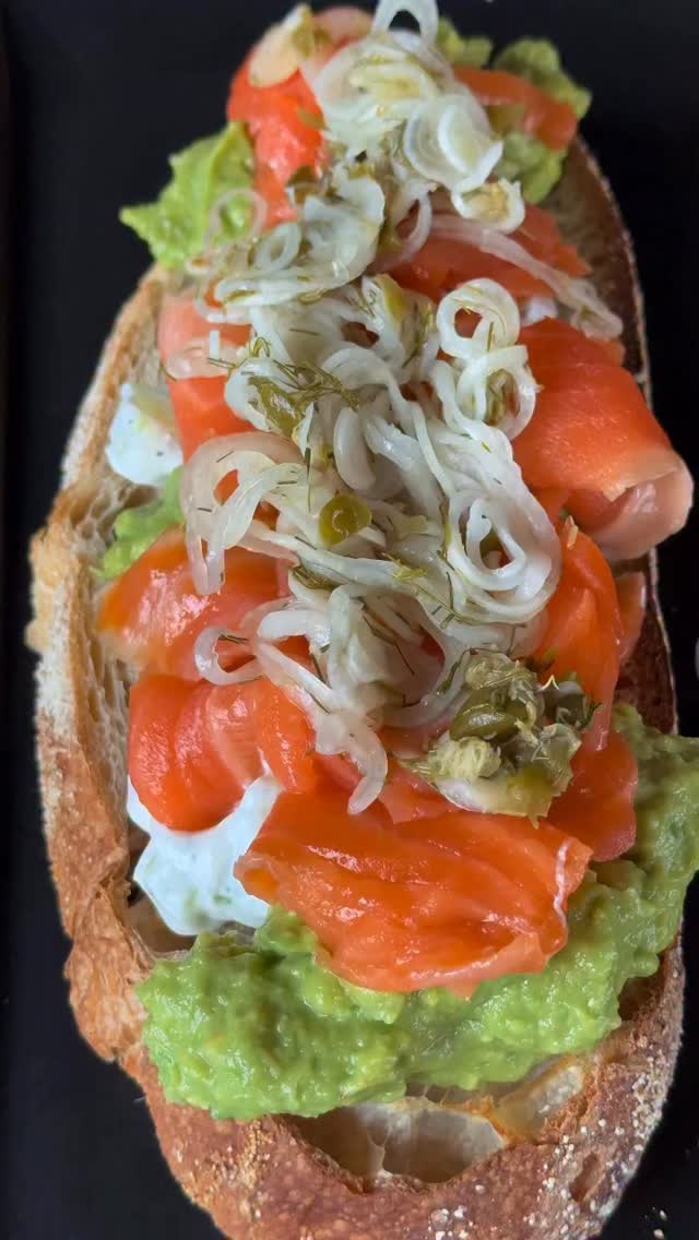 Toast de salmón ahumado con aguacate, brunch de Tagers