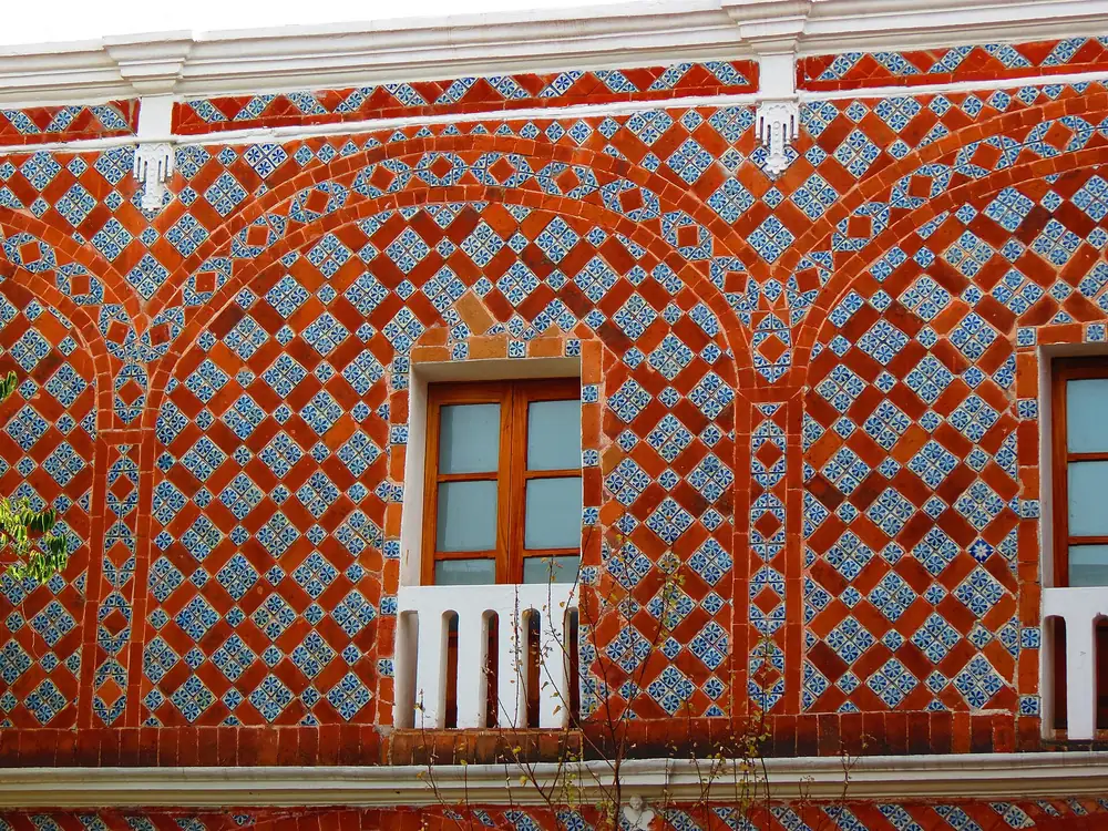 Azulejos de talavera y ladrillo en el patio del exconvento de Santa Mónica, Puebla