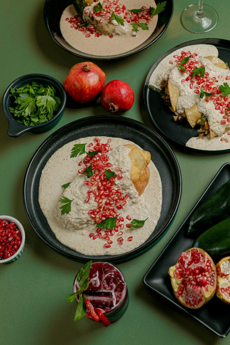 Mesa de temporada de chiles en nogada 2026: chile capeado, Ennogadas y granadas en Tagers
