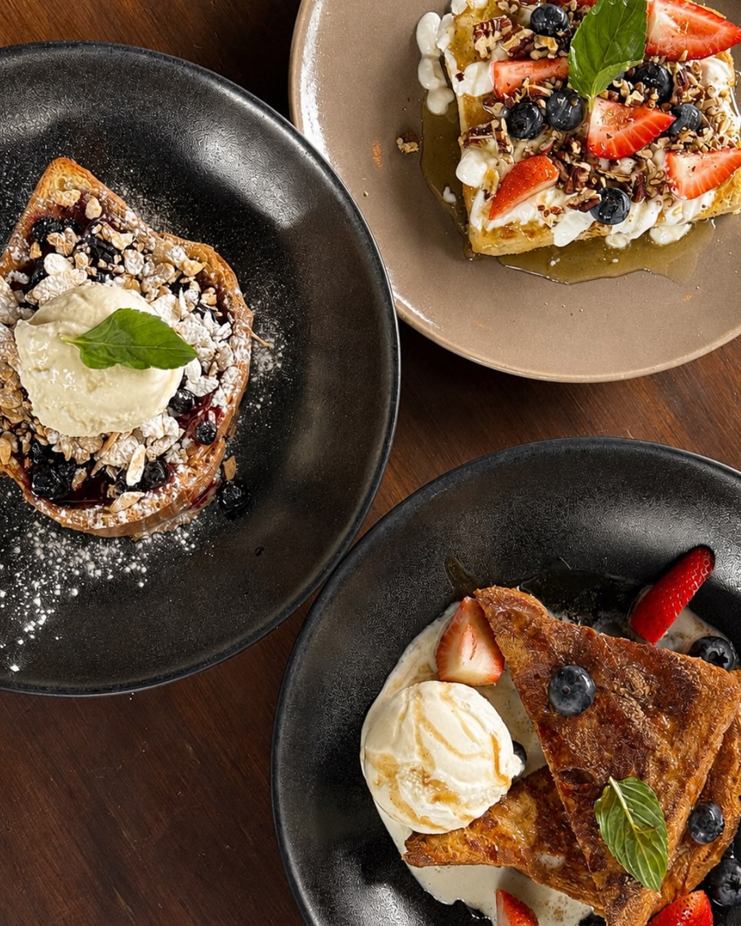 Tres amigas, tres French Toast y un chisme que necesitaba mesa. 🤎🍓