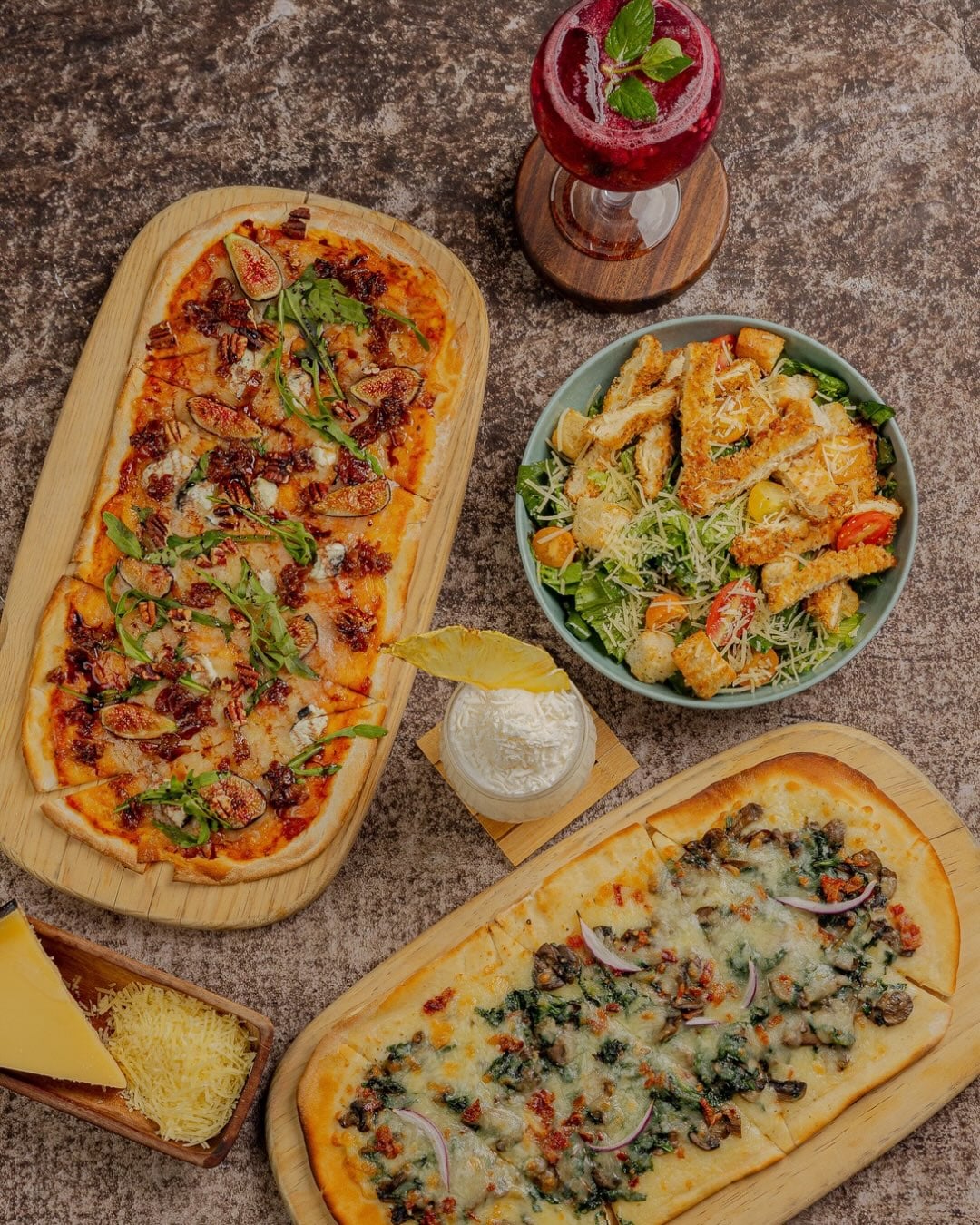 Una flatbread al centro, tu persona favorita y una sobremesa sin prisa. 🍕🤍