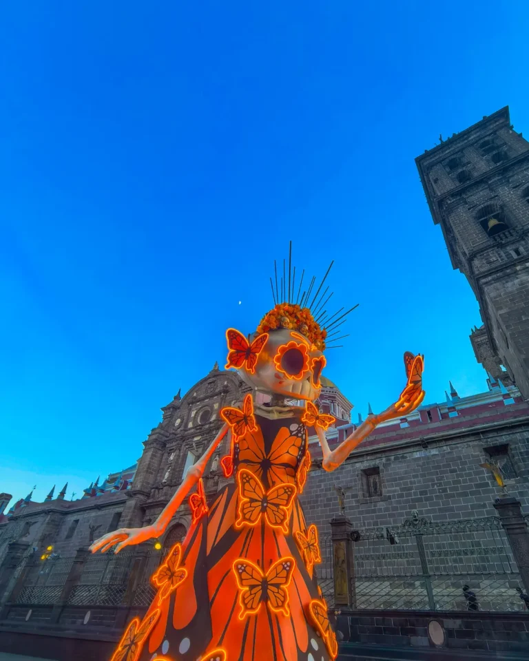 Catrina frente a la Catedral de Puebla en Día de Muertos
