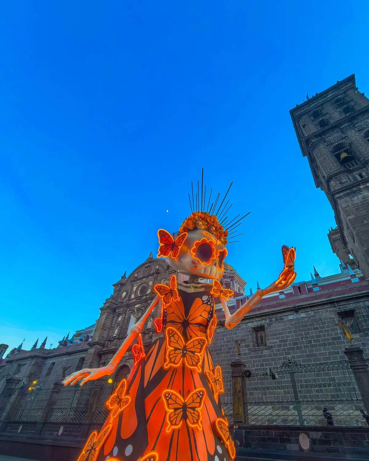 Catrina monumental con vestido de mariposas monarca frente a la Catedral de Puebla en el Día de Muertos de 2025