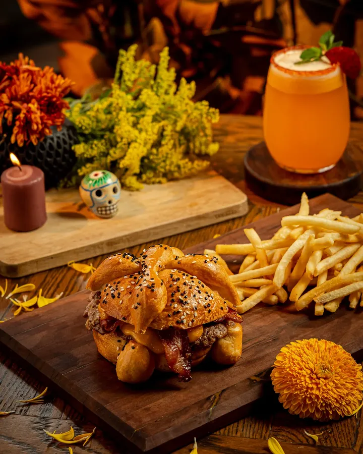 Catrina smash burger de Tagers en pan de muerto de ajonjolí, con papas