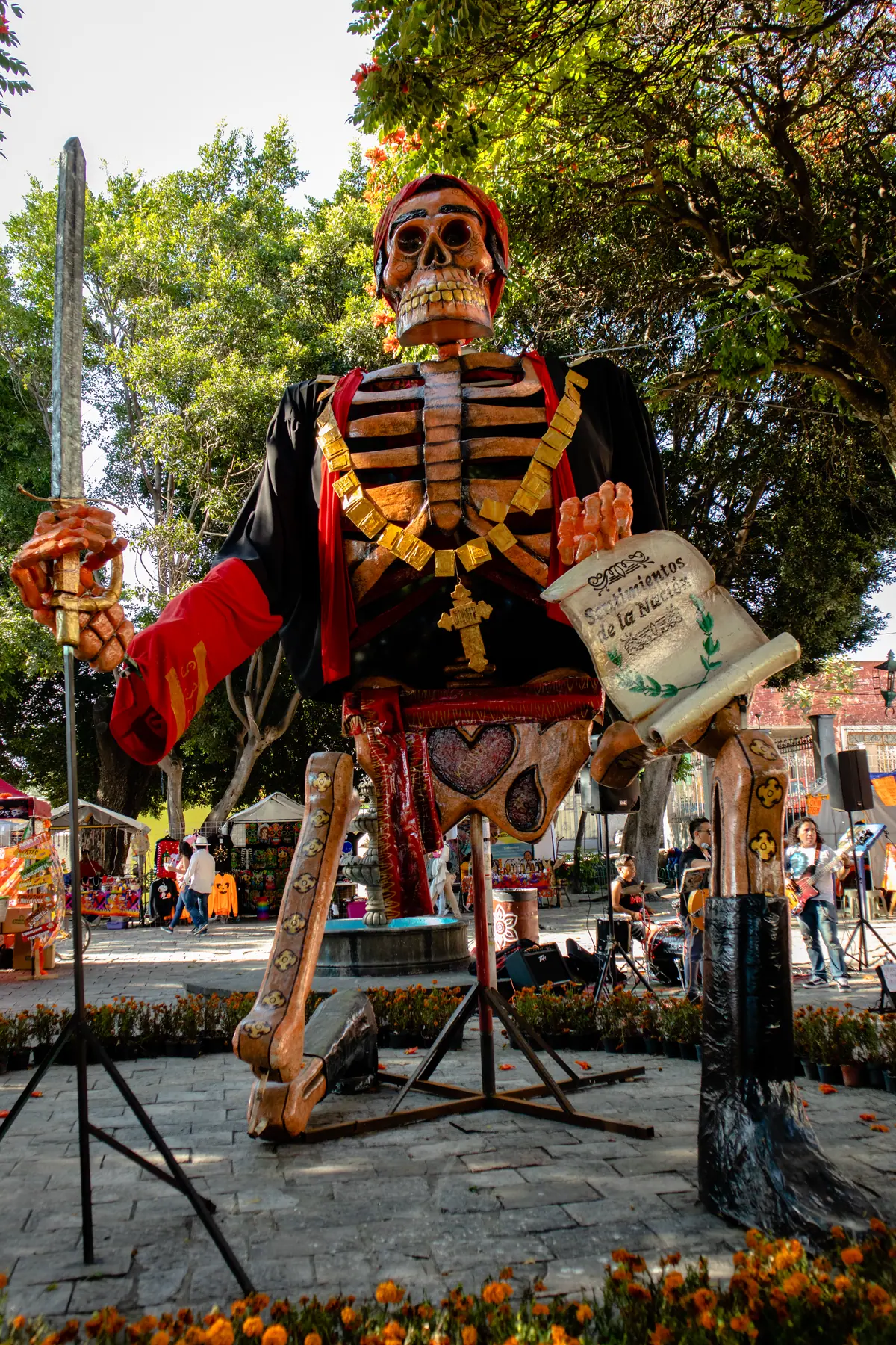 Catrina monumental de José María Morelos con paliacate en la cabeza y un documento en la mano, en el Valle de Catrinas de Atlixco en 2024