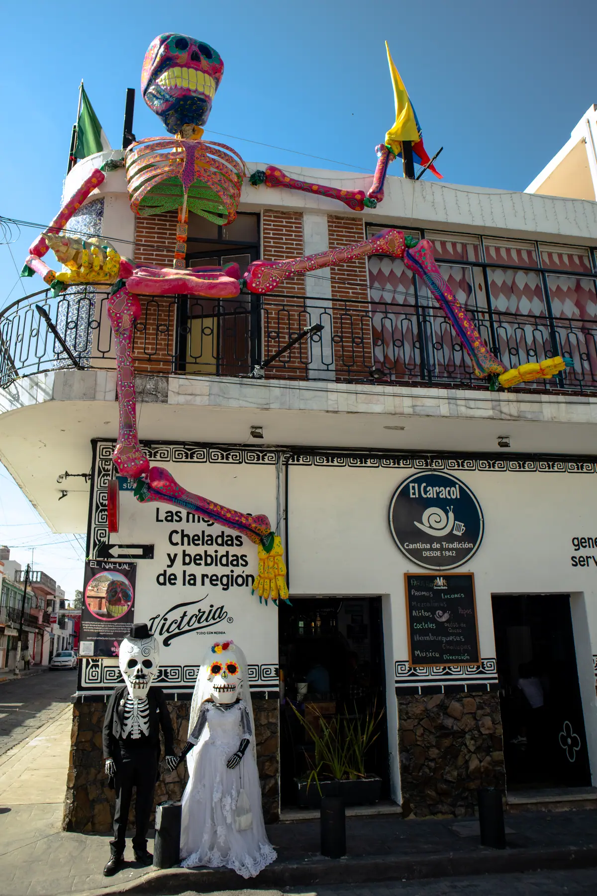 Catrina monumental de un nahual trepada en el balcón de una casa del centro de Atlixco, en 2024