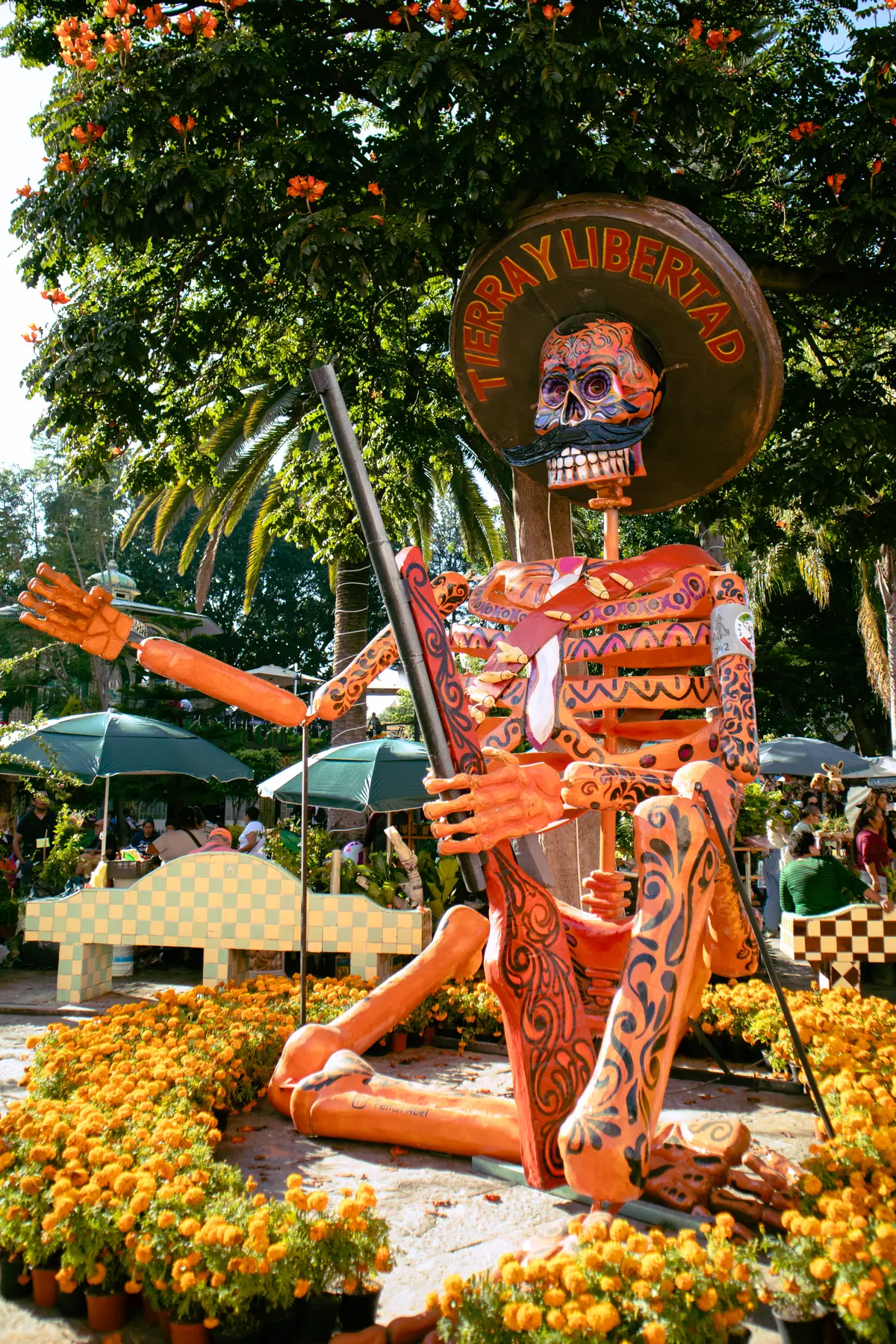 Catrina monumental de Emiliano Zapata con sombrero de charro y la leyenda «Tierra y Libertad», sobre flores de cempasúchil, en Atlixco en 2024