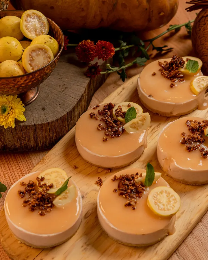 Cheesecakes individuales de guayaba de Tagers con guayaba y nuez sobre una tabla de madera