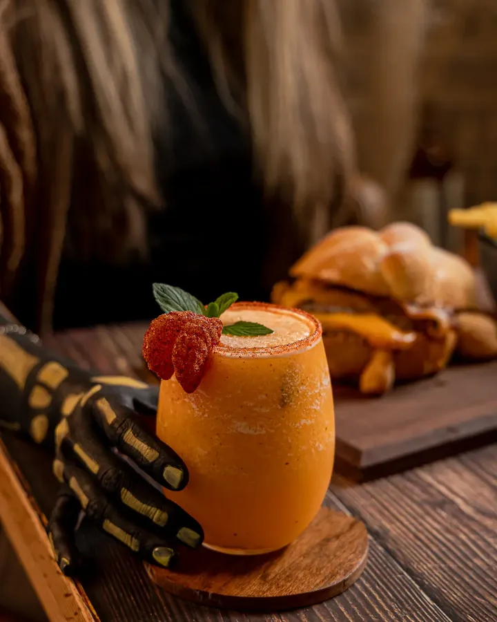 Mandarina cooler de Tagers en vaso, con hierbabuena