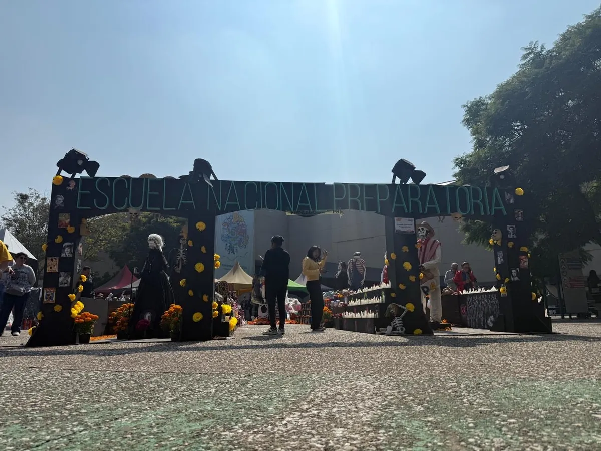 Arco de la Escuela Nacional Preparatoria con ofrendas y flores de cempasúchil en la Megaofrenda de la UNAM, en Ciudad Universitaria