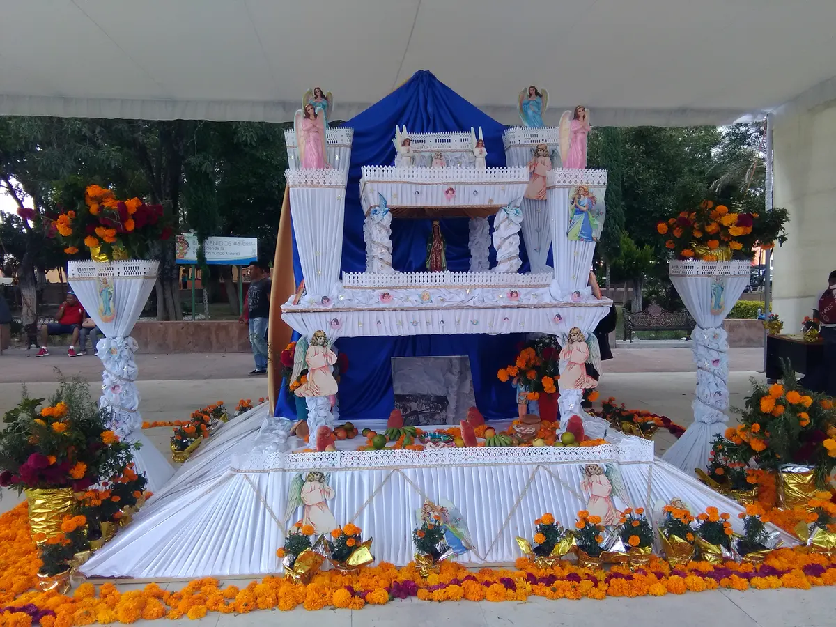 Ofrenda monumental blanca de Huaquechula, Puebla, rodeada de flores de cempasúchil