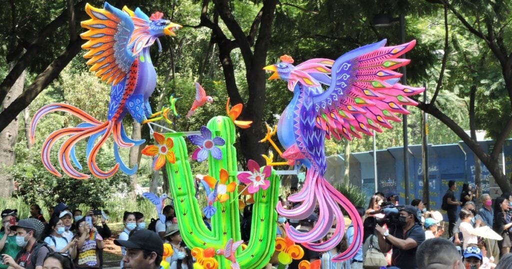 Alebrije monumental de colores en el desfile de alebrijes de la Ciudad de México