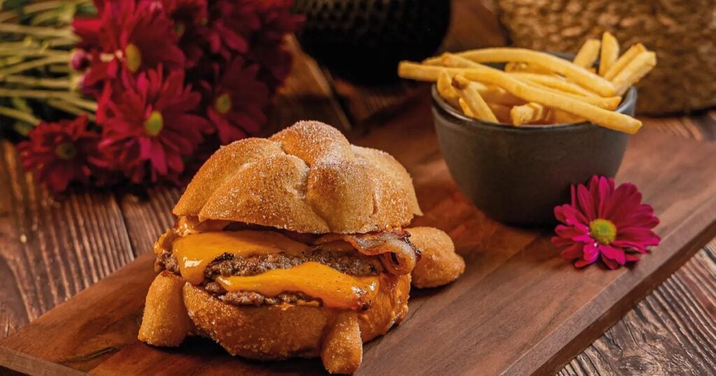 Catrina smash burger en pan de muerto azucarado con papas crispy