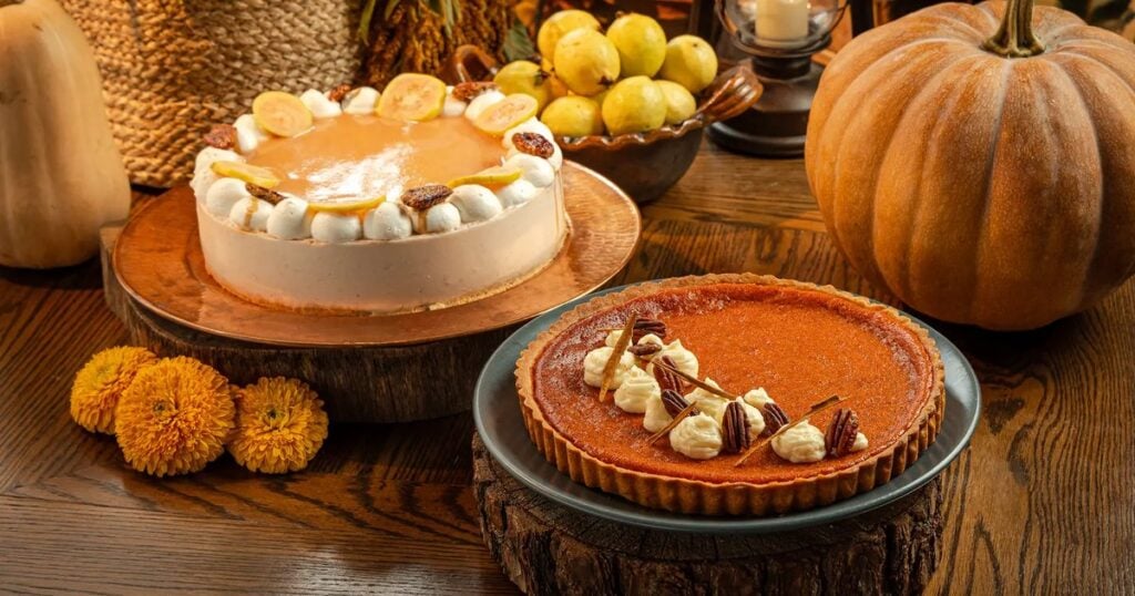 Cheesecake de guayaba y pay de calabaza familiares de Tagers con calabazas