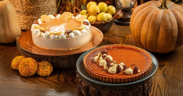 Cheesecake de guayaba y pay de calabaza familiares de Tagers con calabazas