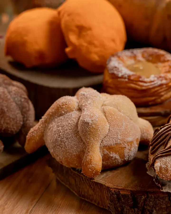 Pan de muerto azucarado de Tagers sobre una tabla de madera