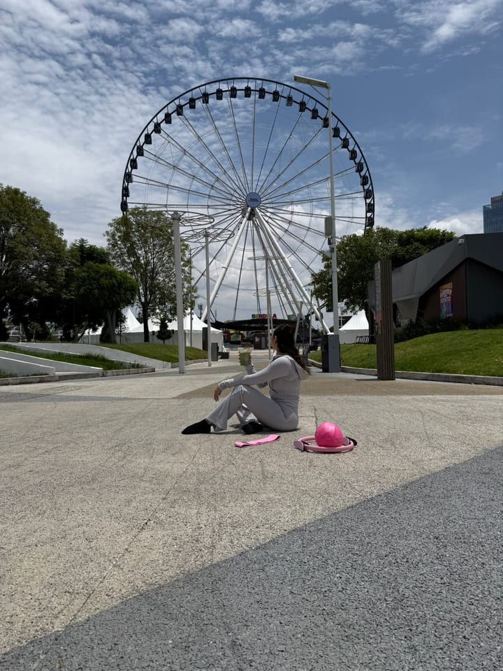 La Estrella de Puebla vista desde el andador del Parque Sendela, con pasto a los lados y una persona sentada en el piso