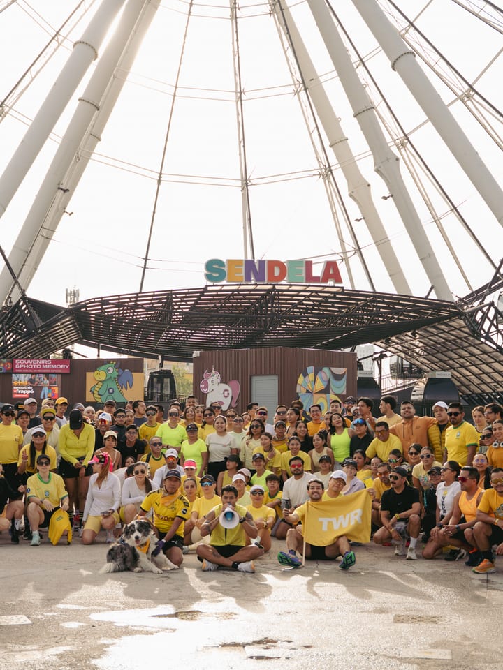 Corredores de la Yellow Run Tagers 2026 con sus perros bajo la Estrella de Puebla y el letrero de Sendela