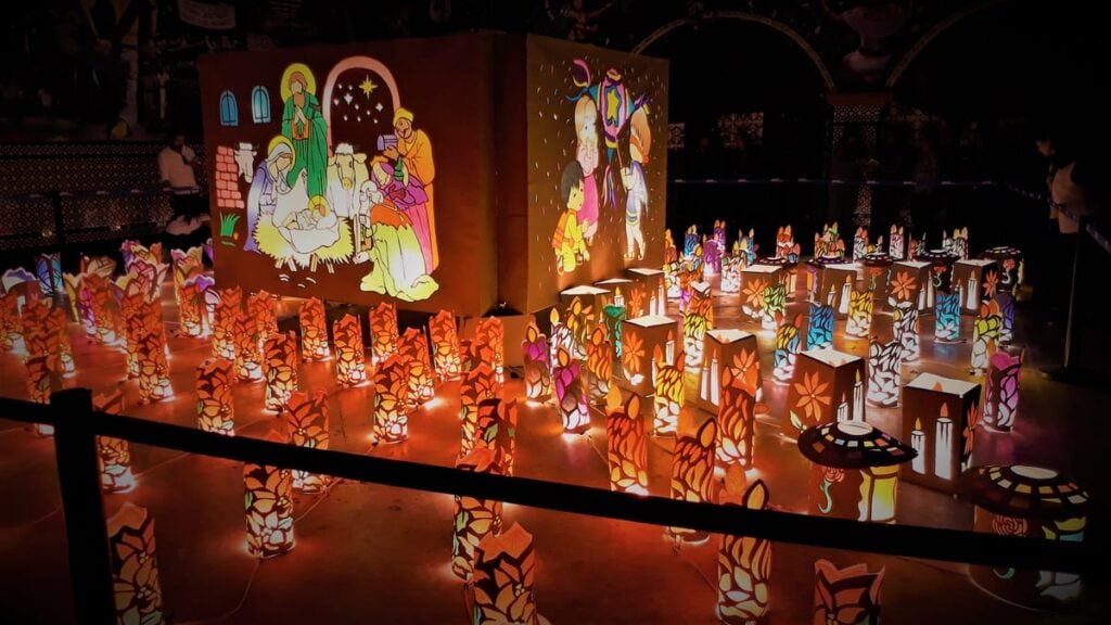 Nacimiento pintado y farolitos de papel encendidos en Atlixco en diciembre de 2018