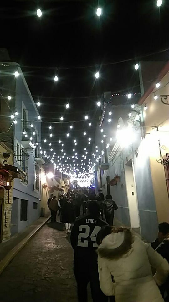 Calle de Atlixco techada de focos, con gente caminando debajo, en la Villa Iluminada, enero de 2020