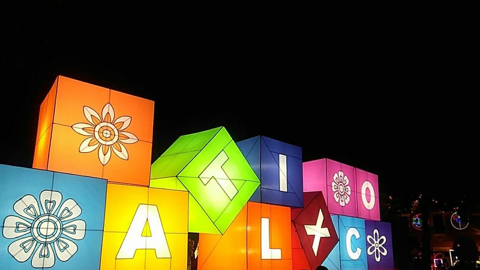 Cubos luminosos de colores con flores que forman la palabra Atlixco, enero de 2020