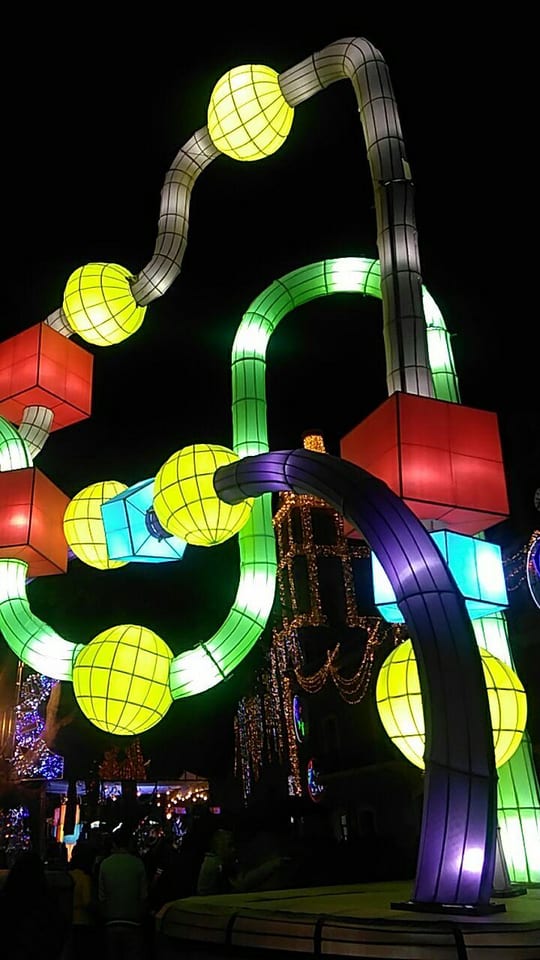 Figuras de faroles de colores encendidas en la Villa Iluminada de Atlixco, enero de 2020