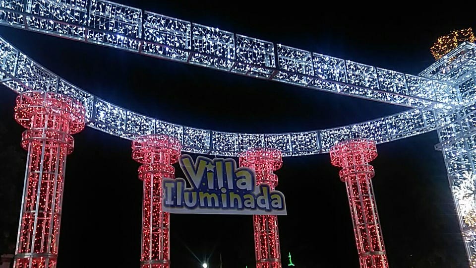 Arco de columnas de luz roja y vigas de luz blanca con el letrero «Villa Iluminada», en Atlixco, enero de 2020