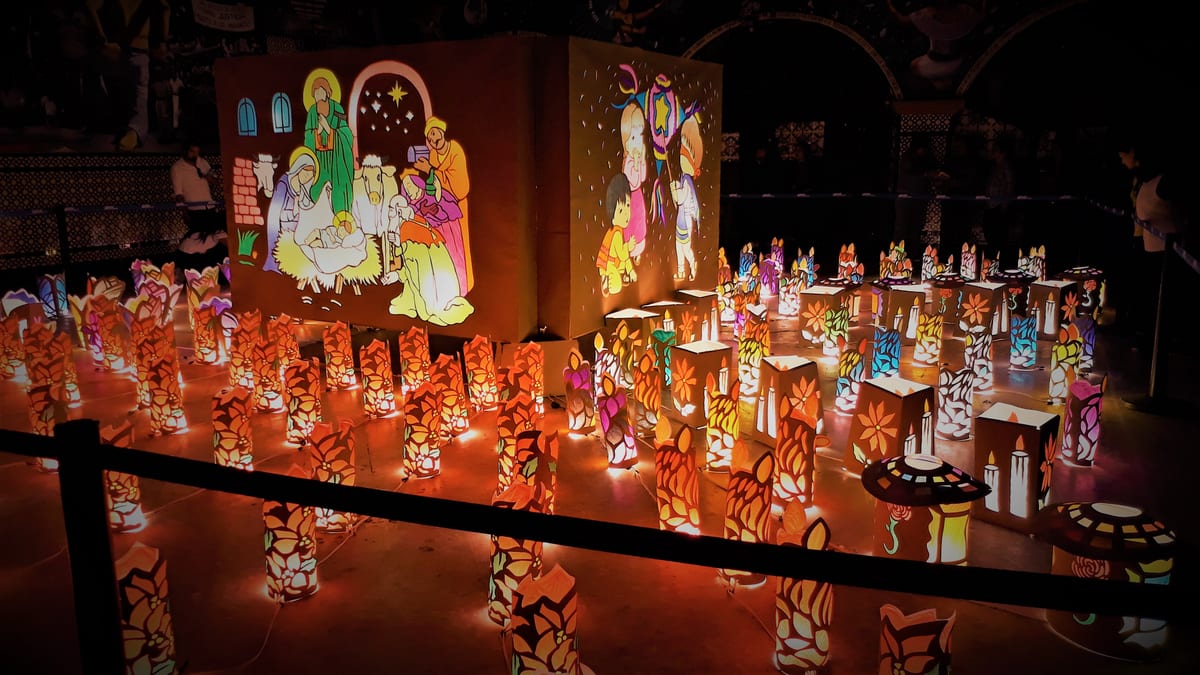 Nacimiento pintado y decenas de farolitos de papel encendidos en Atlixco en la temporada de la Villa Iluminada, en diciembre de 2018