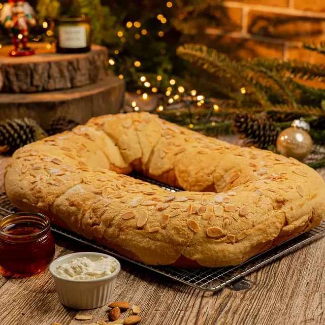 Rosca de Reyes de almendra de Tagers junto a luces navideñas