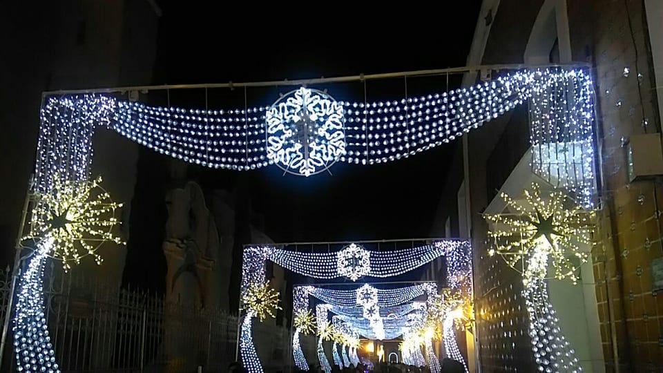 Arcos de luz blanca con copos de nieve, uno tras otro, sobre una calle de Atlixco, enero de 2020