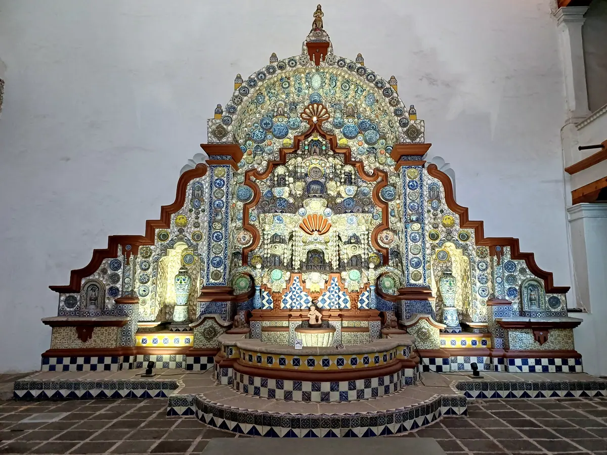 La fuente de la Casa del Risco, cubierta de platos y azulejos de talavera azules y amarillos, con su alberca de mosaico