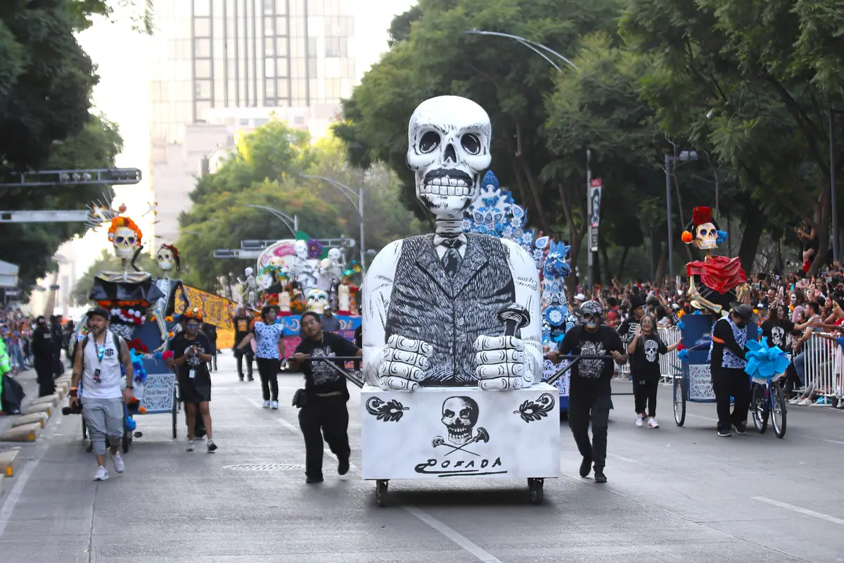 Un carro alegórico con una calavera gigante avanza entre el público en el tramo entre El Caballito y la avenida Juárez, en el Gran Desfile de 2023