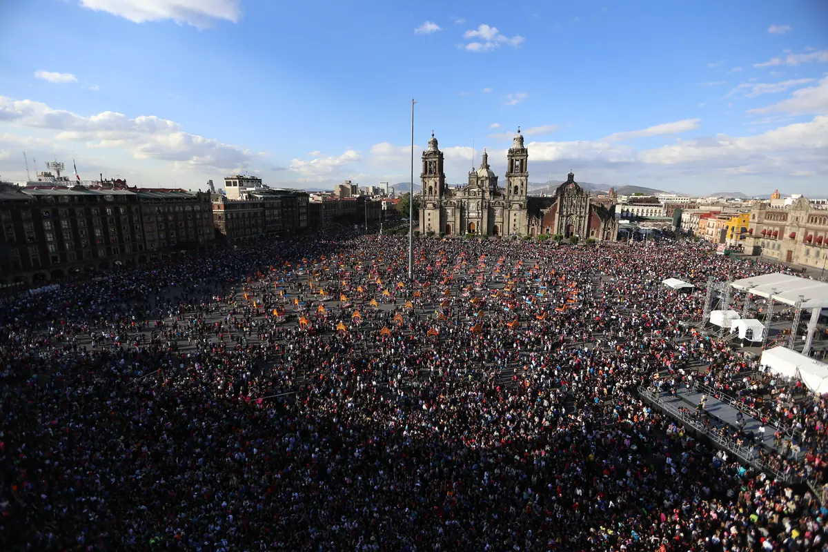 El Zócalo lleno de gente visto desde arriba, con la Catedral Metropolitana al fondo, durante el primer Gran Desfile de Día de Muertos, en 2016