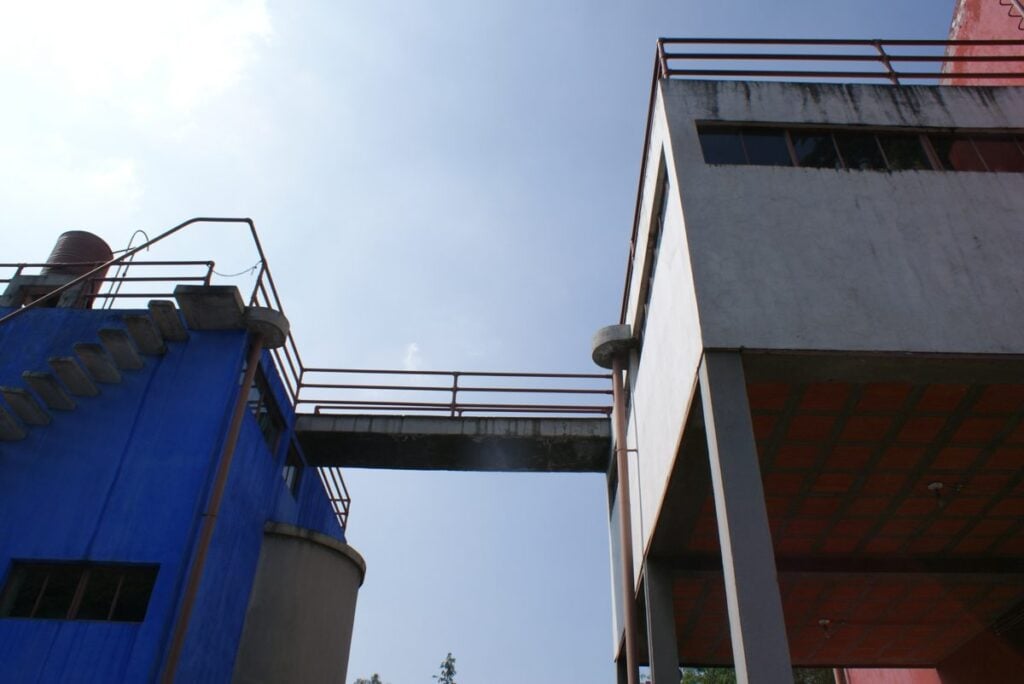 Las dos casas de la Casa Estudio Diego Rivera y Frida Kahlo, la blanca y la azul, con el puente que las une