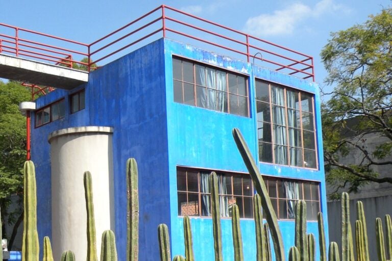 La casa azul de la Casa Estudio Diego Rivera y Frida Kahlo, en San Ángel, detrás de su muro de cactus