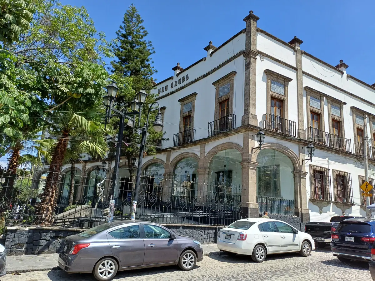 El Centro Cultural San Ángel, un edificio colonial blanco y crema con arcos, frente a la Plaza del Carmen