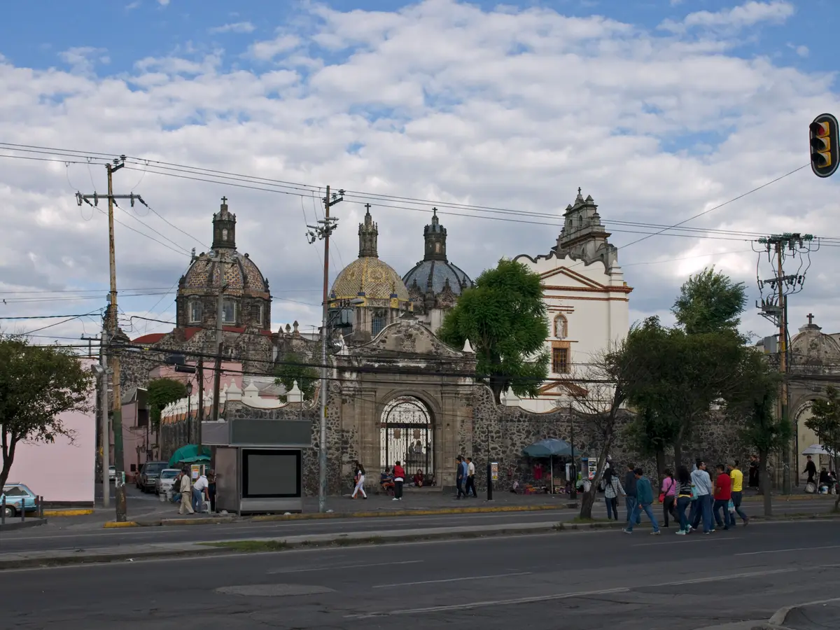 Las cúpulas de azulejos de la iglesia del Carmen, en San Ángel, de día