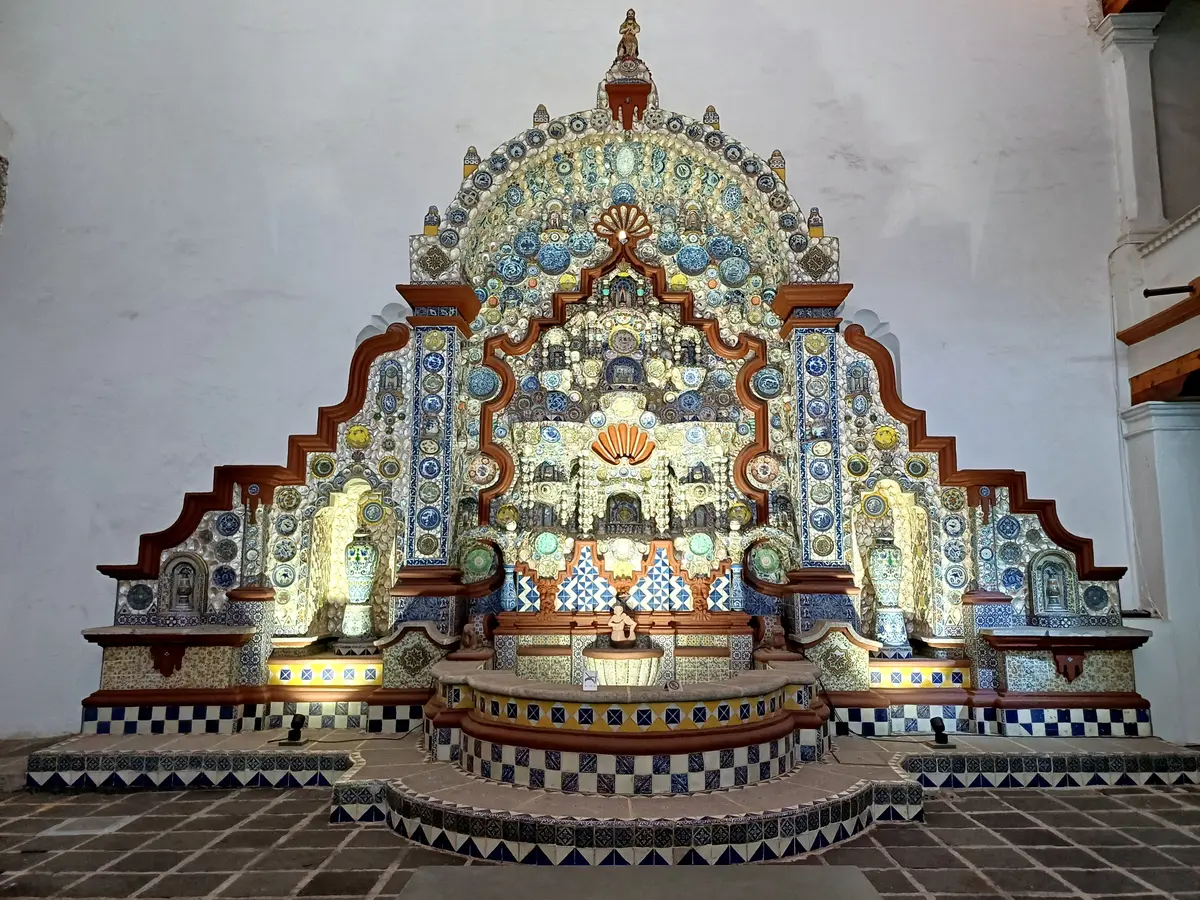 La fuente de la Casa del Risco, cubierta de platos y azulejos de talavera azules y amarillos