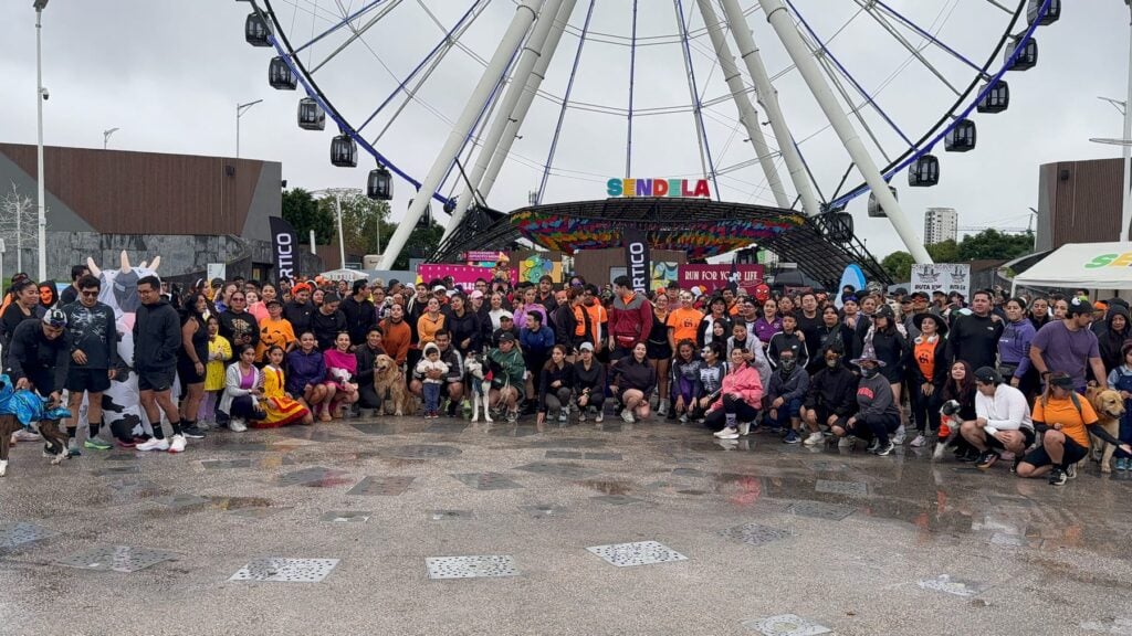 Foto grupal de la Spooky Run de Tagers frente a la Estrella de Puebla, en Sendela, Puebla