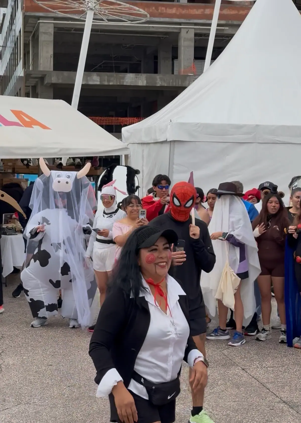 Participante disfrazada baila en el concurso de disfraces