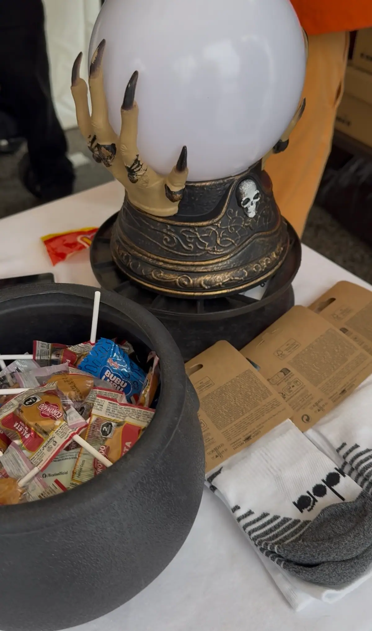 Bola de cristal y caldero con dulces en uno de los stands