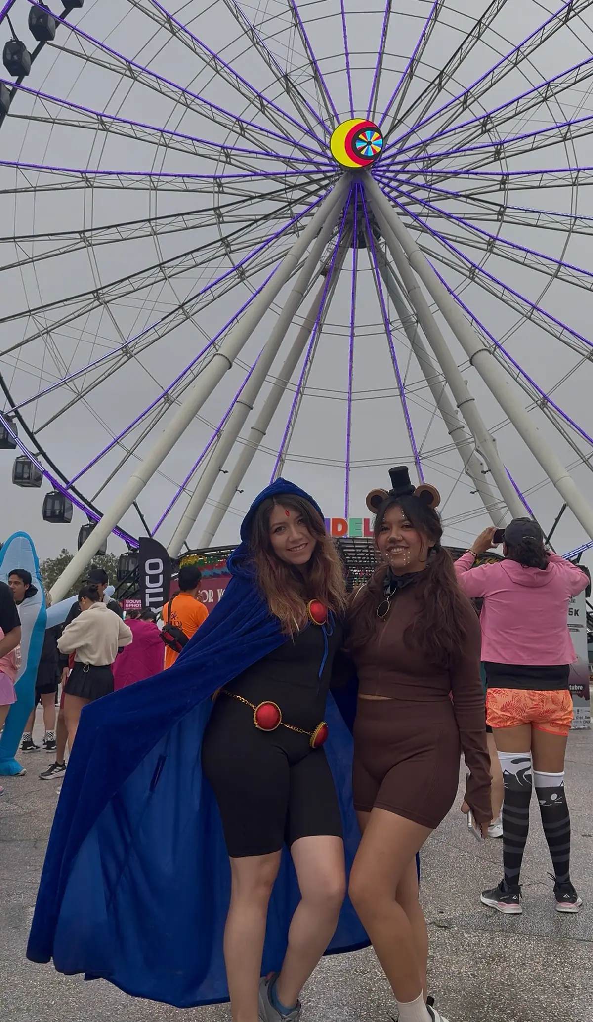 Dos corredoras disfrazadas posan frente a la Estrella de Puebla