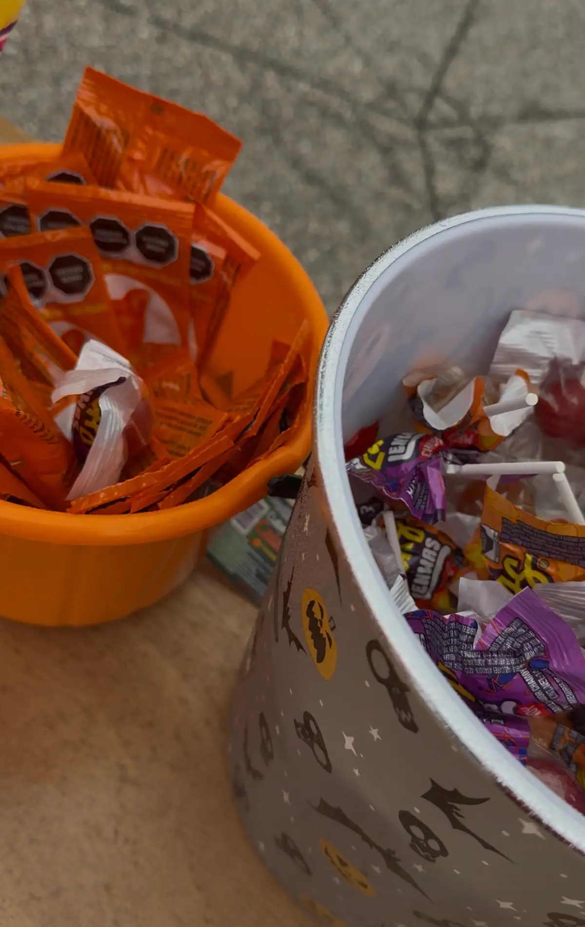 Cubetas con dulces para la dinámica de dulce o truco
