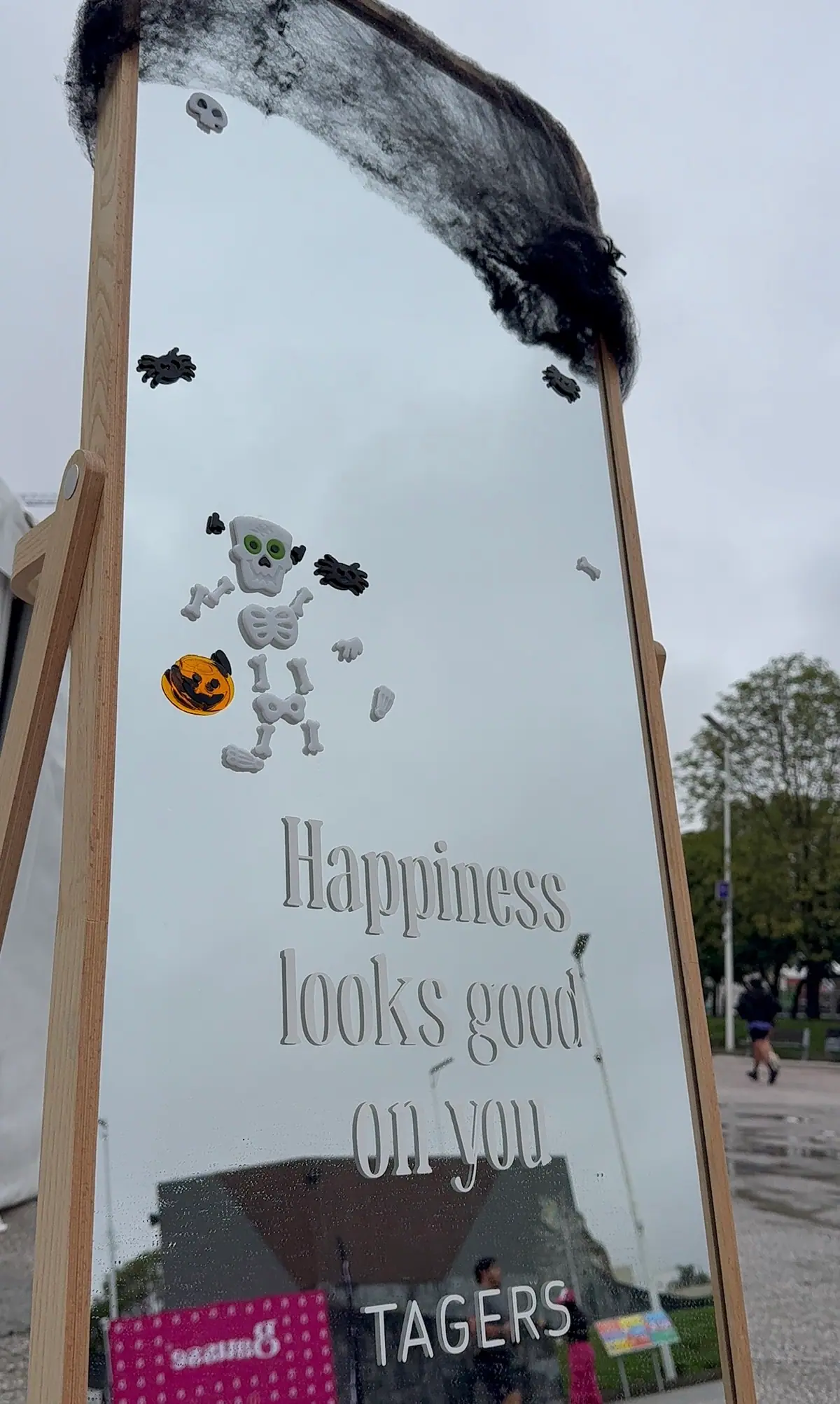 Espejo de bienvenida de Tagers con la frase Happiness looks good on you