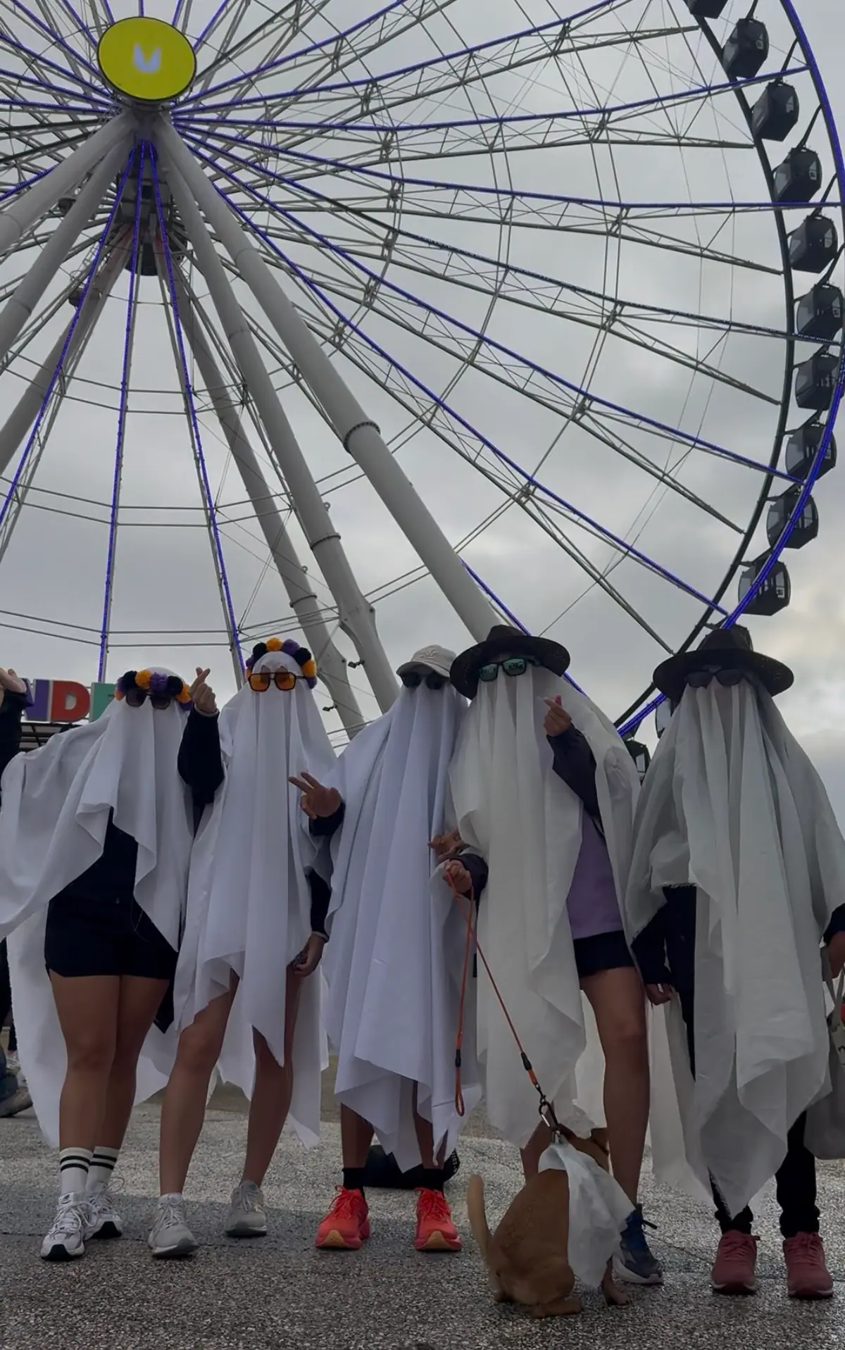 Grupo de corredores con disfraz de fantasma y sombreros de bruja